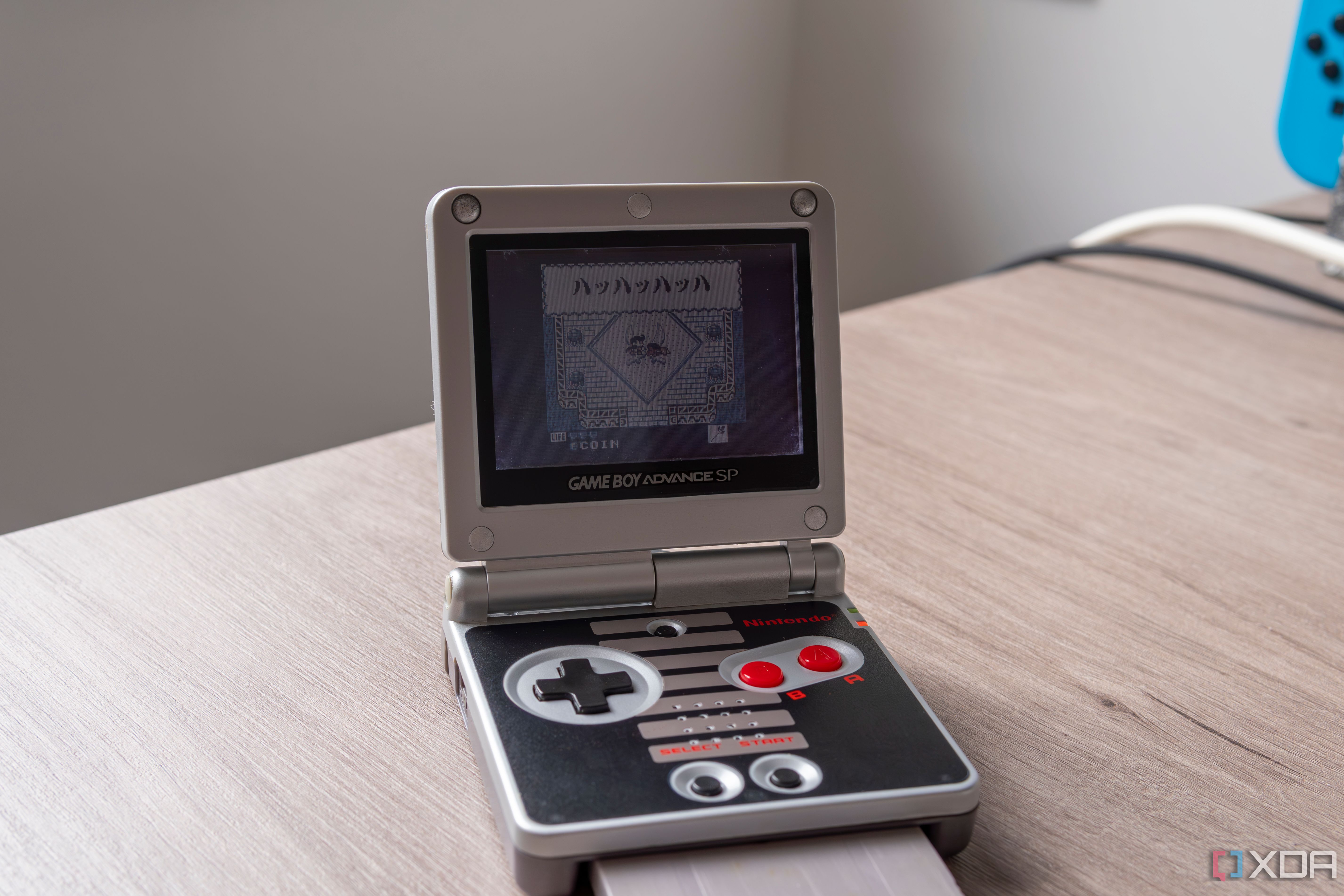 Un Game Boy Advance SP con una copia japonesa de La rana por quién doblan las campanas