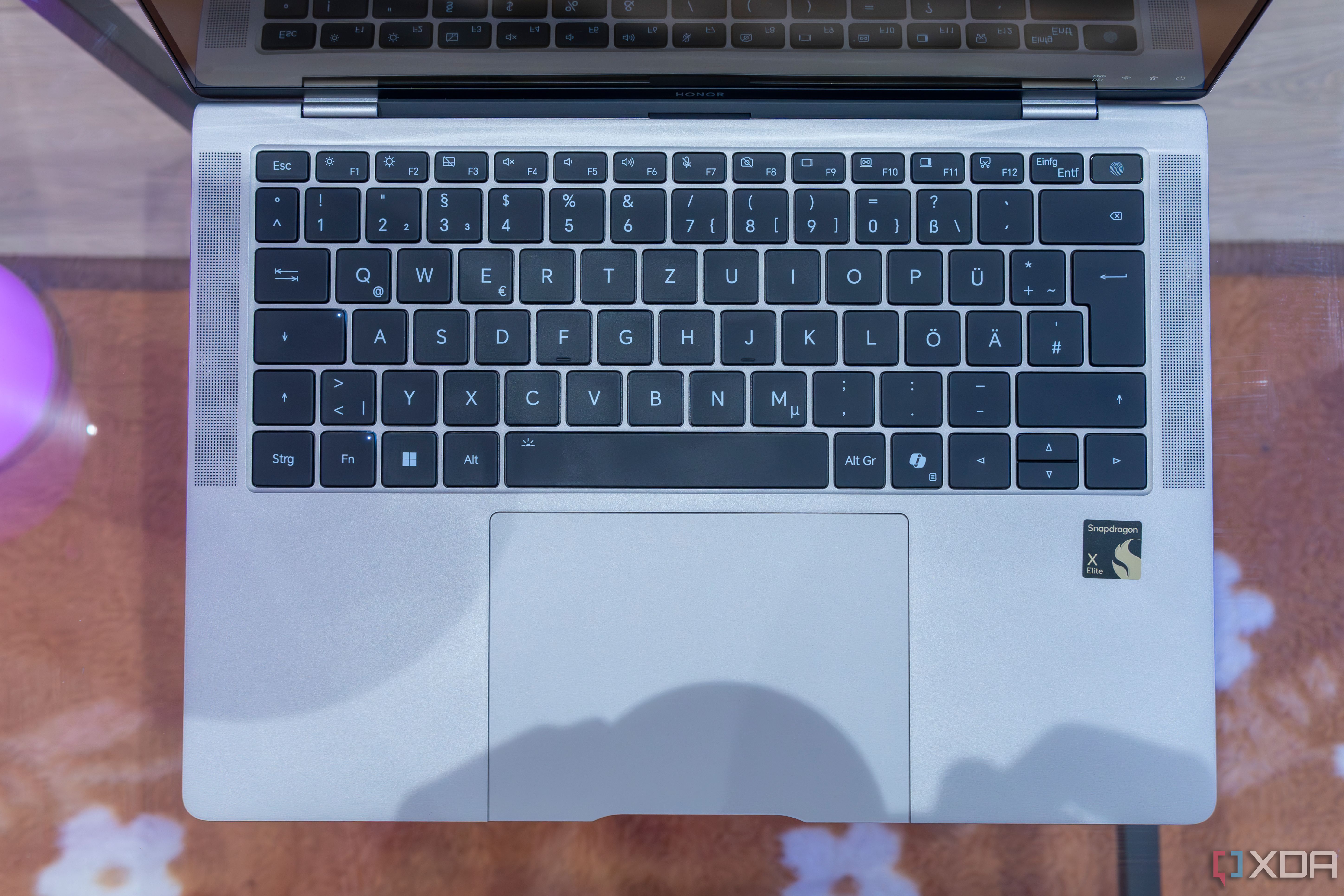 Vista de arriba hacia abajo del teclado y el panel táctil del Honor MagicBook Art 14