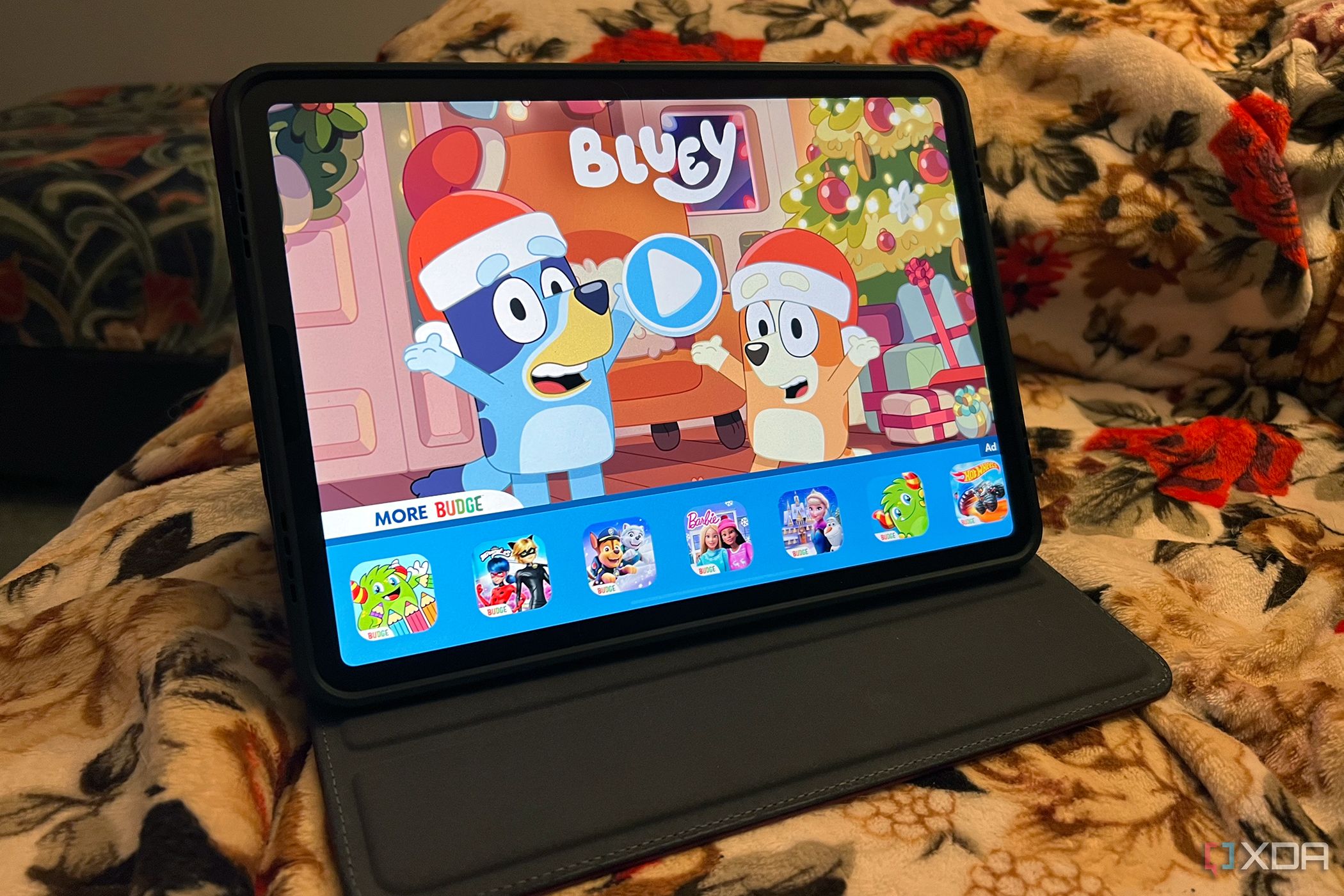 iPad con juego infantil Bluey