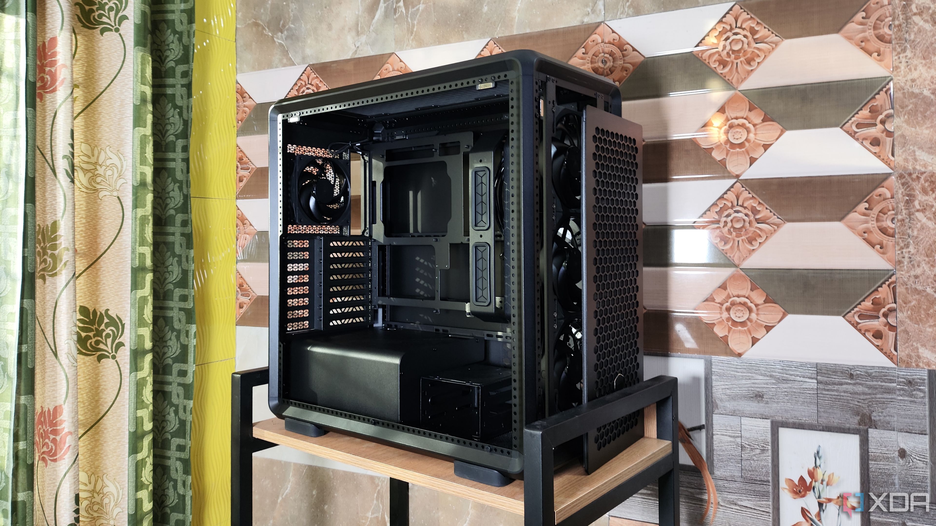 El Cooler Master MasterFrame 600 con el panel lateral y el panel frontal quitados