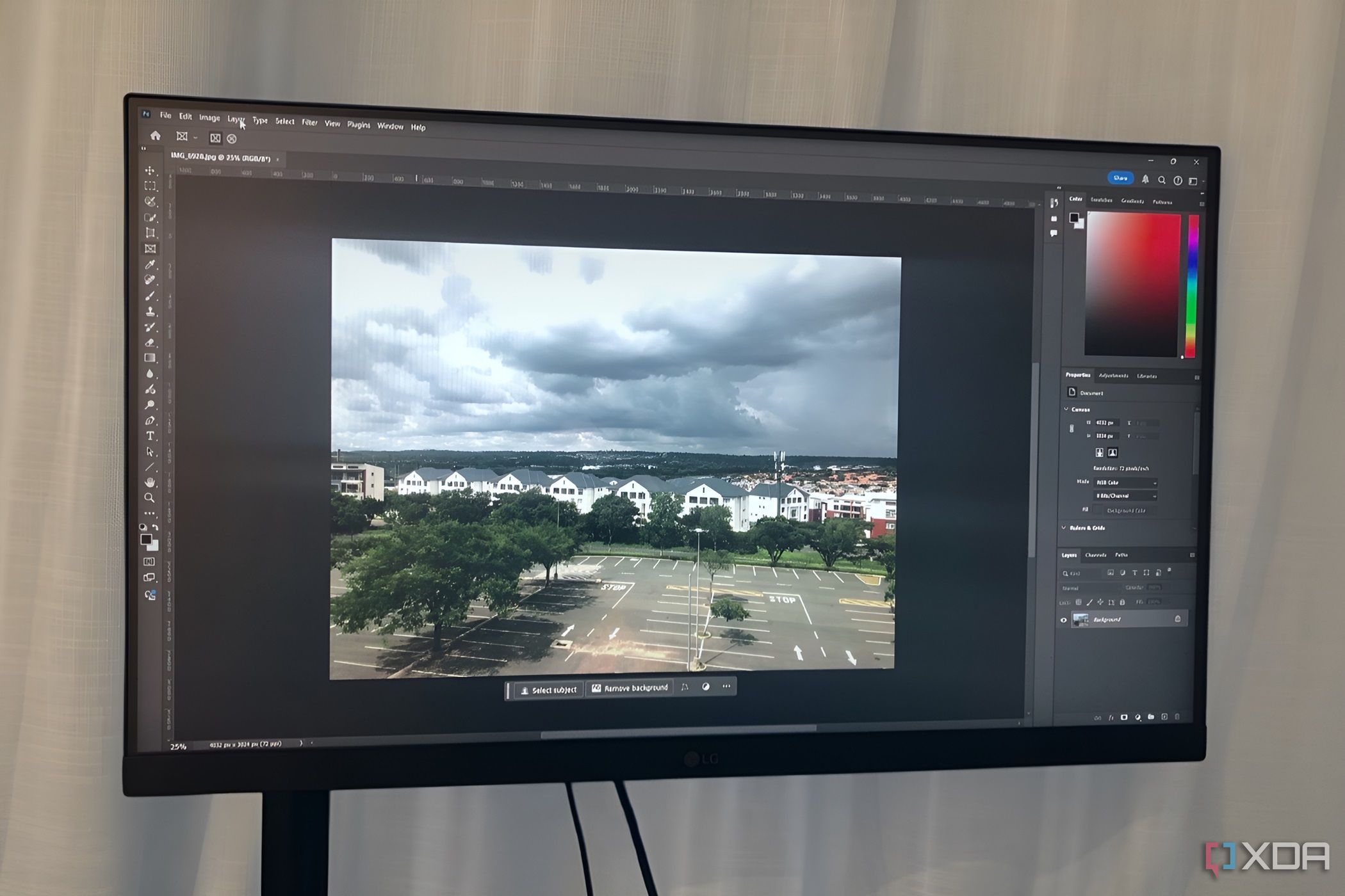 Fotografía de paisaje urbano cargada en Photoshop en una PC de escritorio