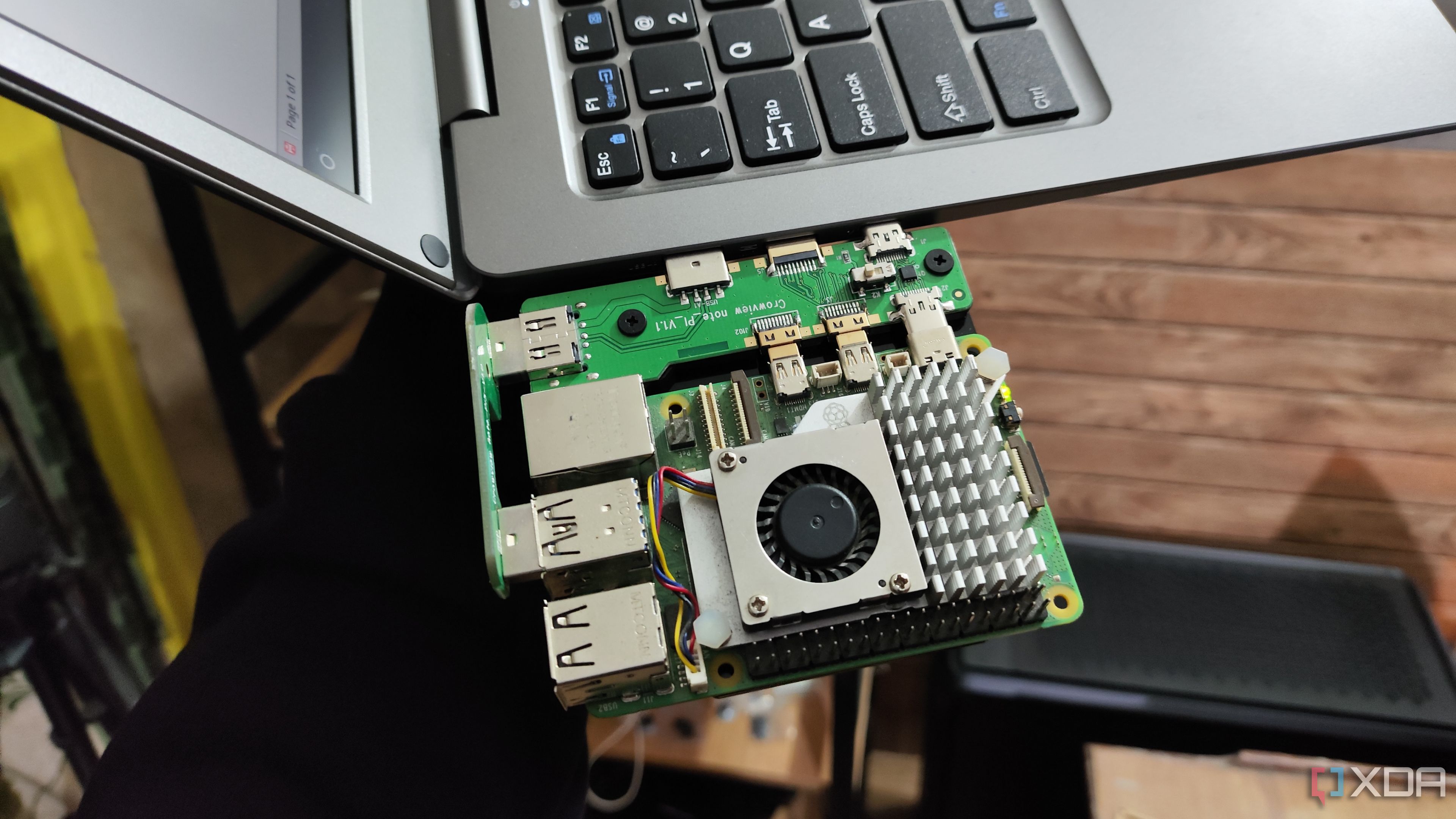 Una Raspberry Pi 5 conectada al CrowView Note 14