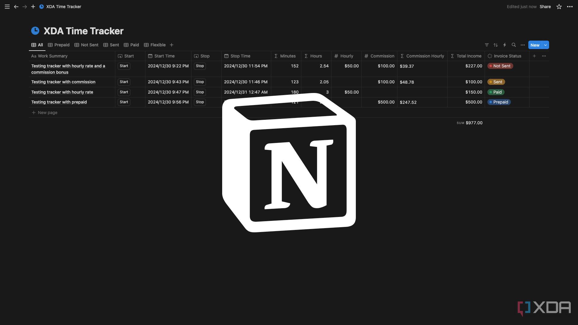 Sencillo rastreador de tiempo de trabajo de Notion con un logotipo grande de Notion en el centro