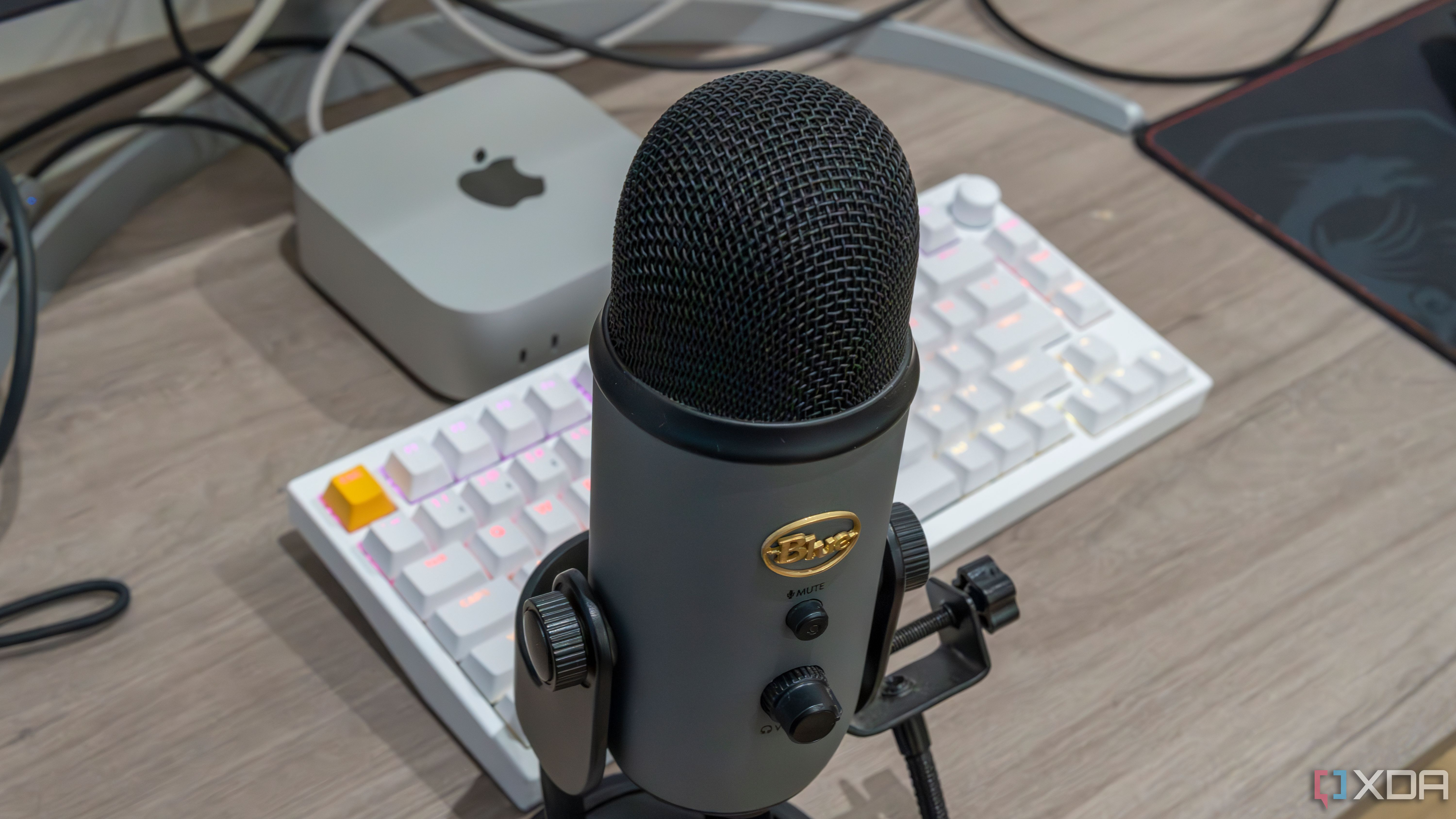 Un micrófono USB Blue Yeti frente a una Mac Mini y un teclado