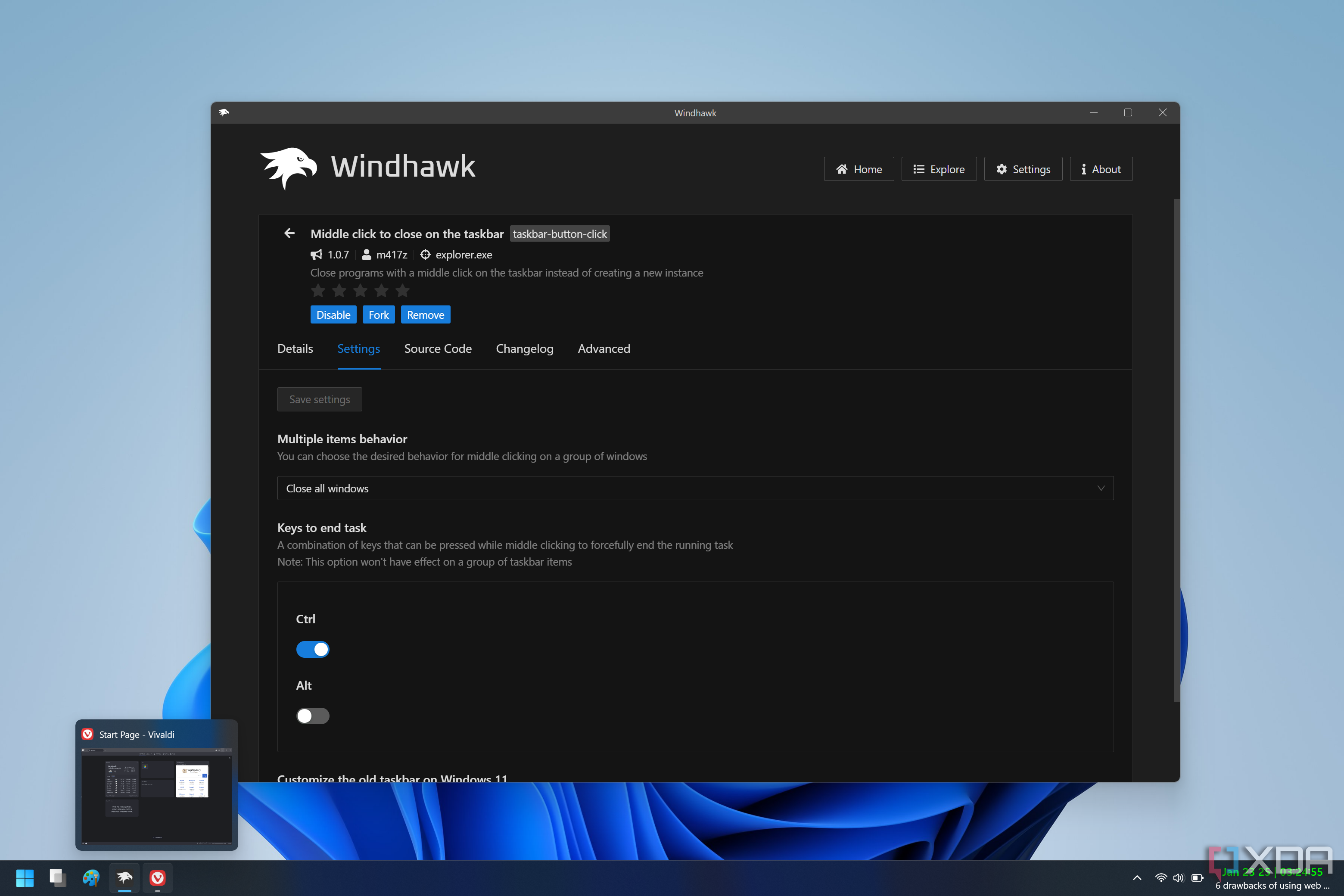 Captura de pantalla de un escritorio de Windows 11 que ejecuta Windhawk y muestra el mod que permite un clic central para cerrar aplicaciones en la barra de tareas