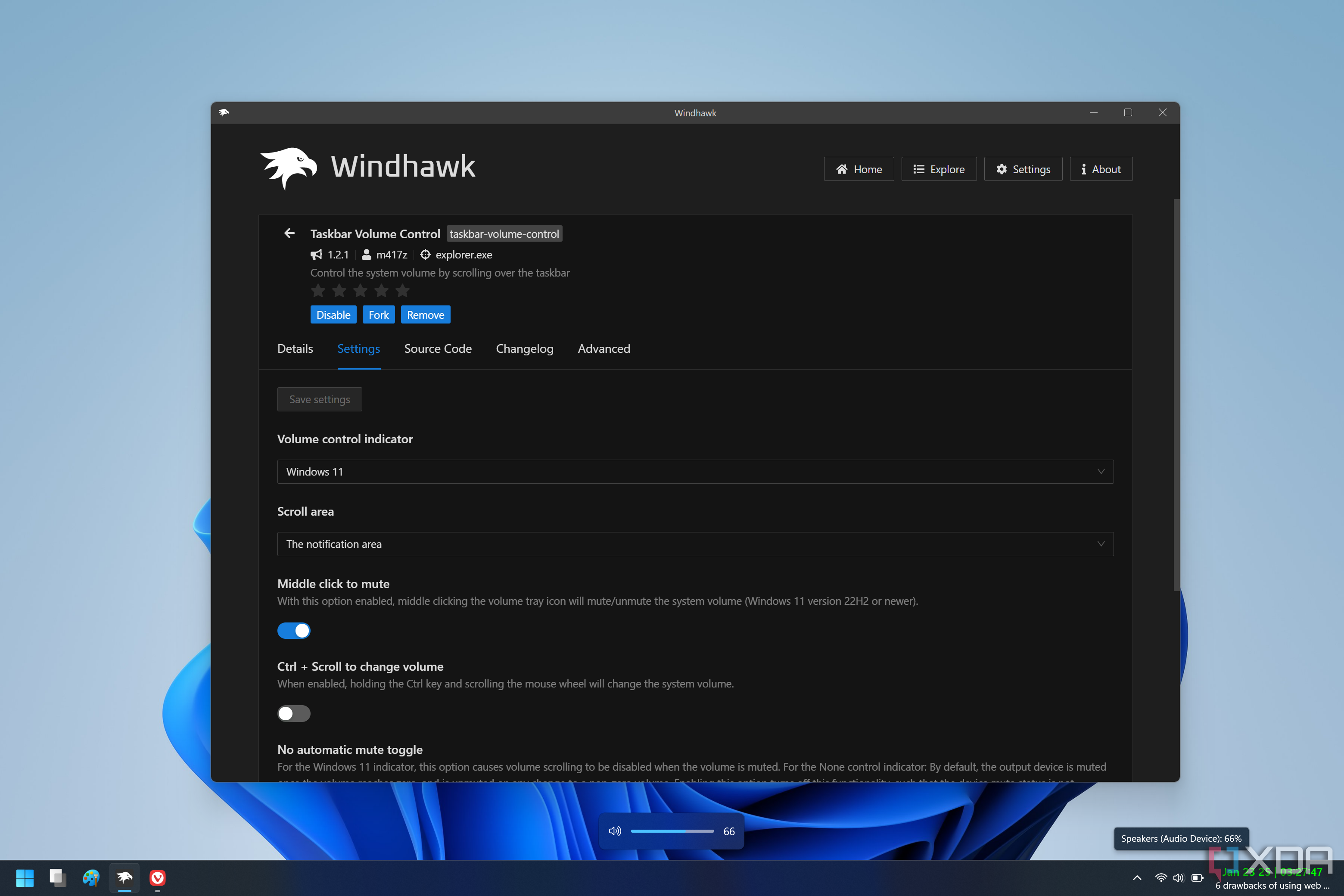 Captura de pantalla de un escritorio de Windows 11 con ajustes de volumen realizados al desplazarse sobre la barra de tareas