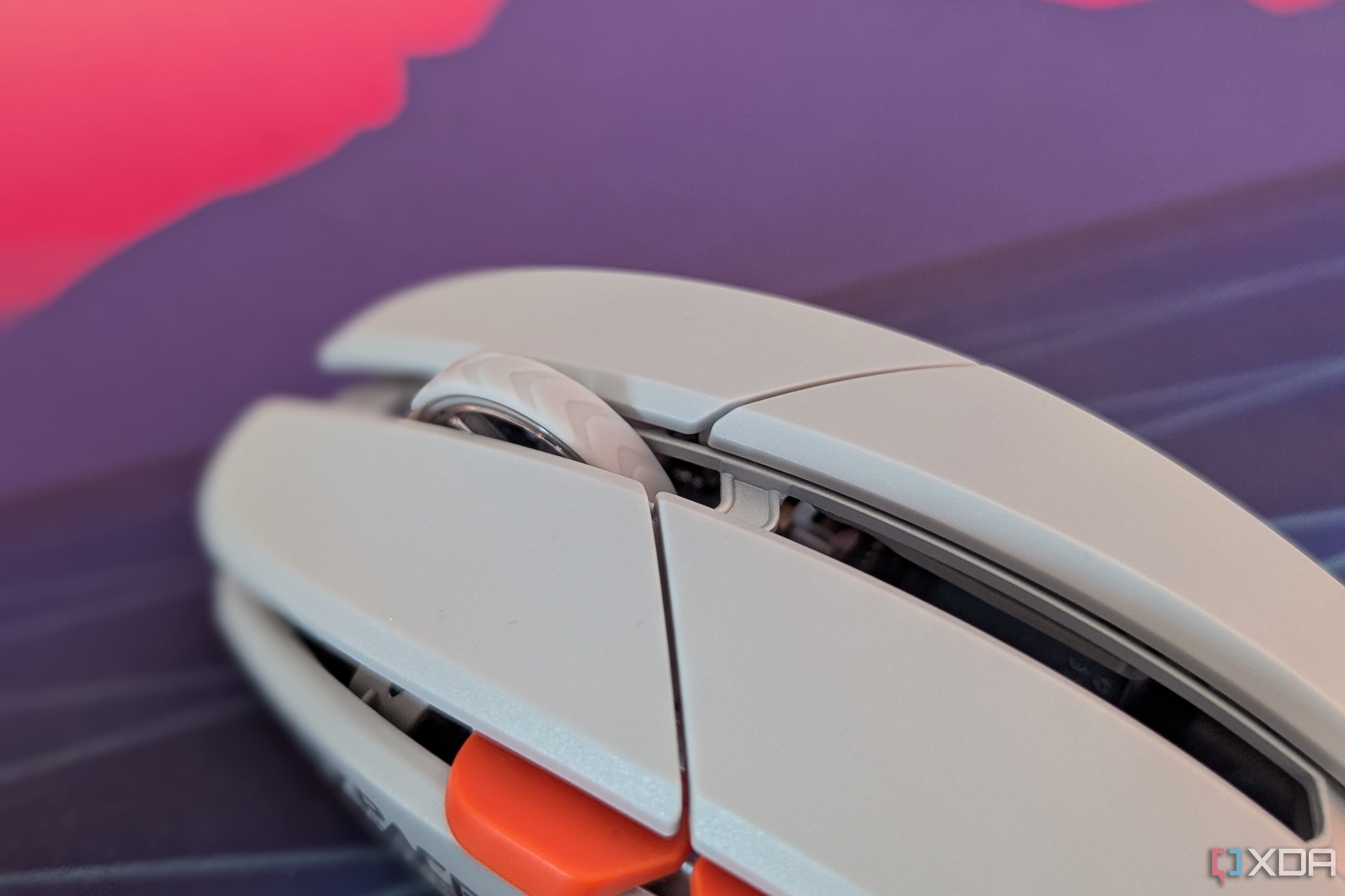 Vista superior de un mouse de juego que muestra la rueda de desplazamiento