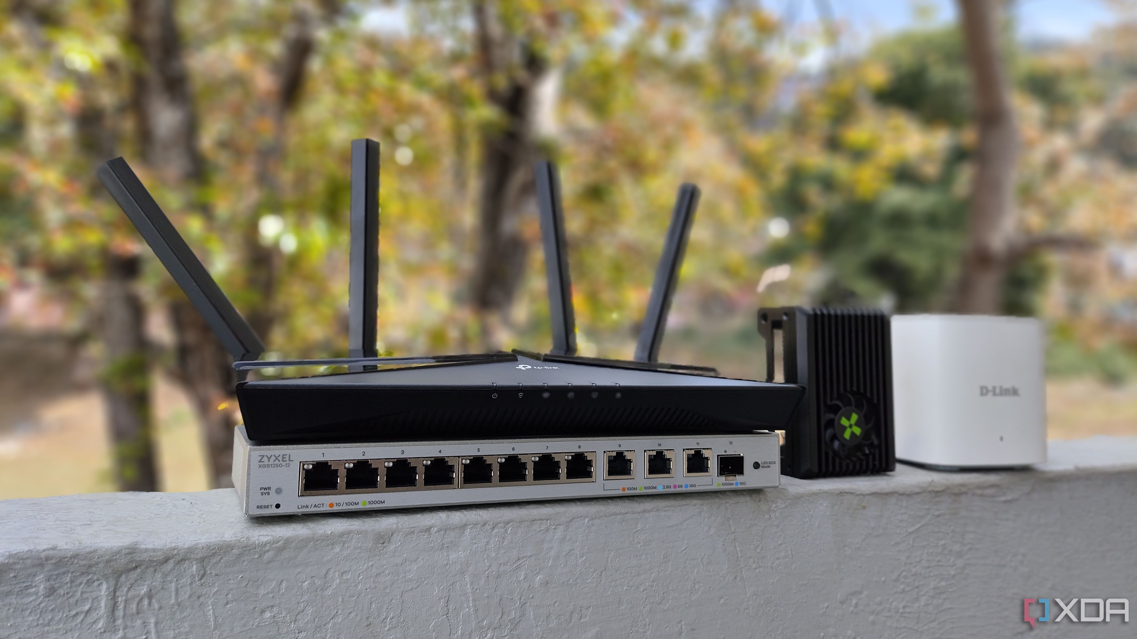 Un enrutador de enlace TP, RadXA X4 SBC, enrutador de malla D-Link y Switch Zyxel