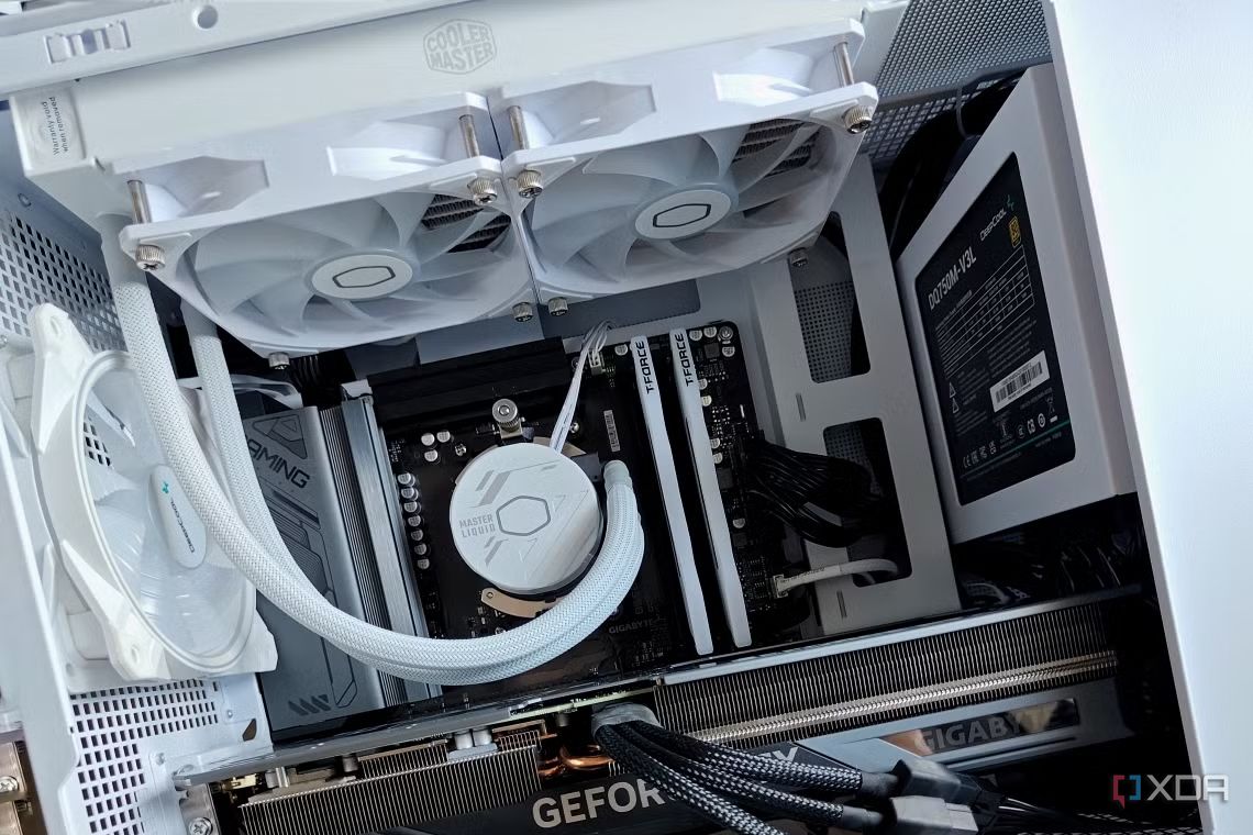 Primer plano de una PC de juego SFF blanca