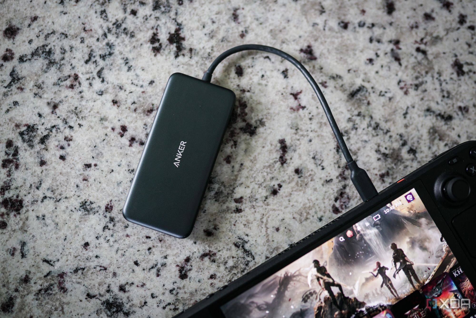 Un centro USB-C conectado a la cubierta de vapor.