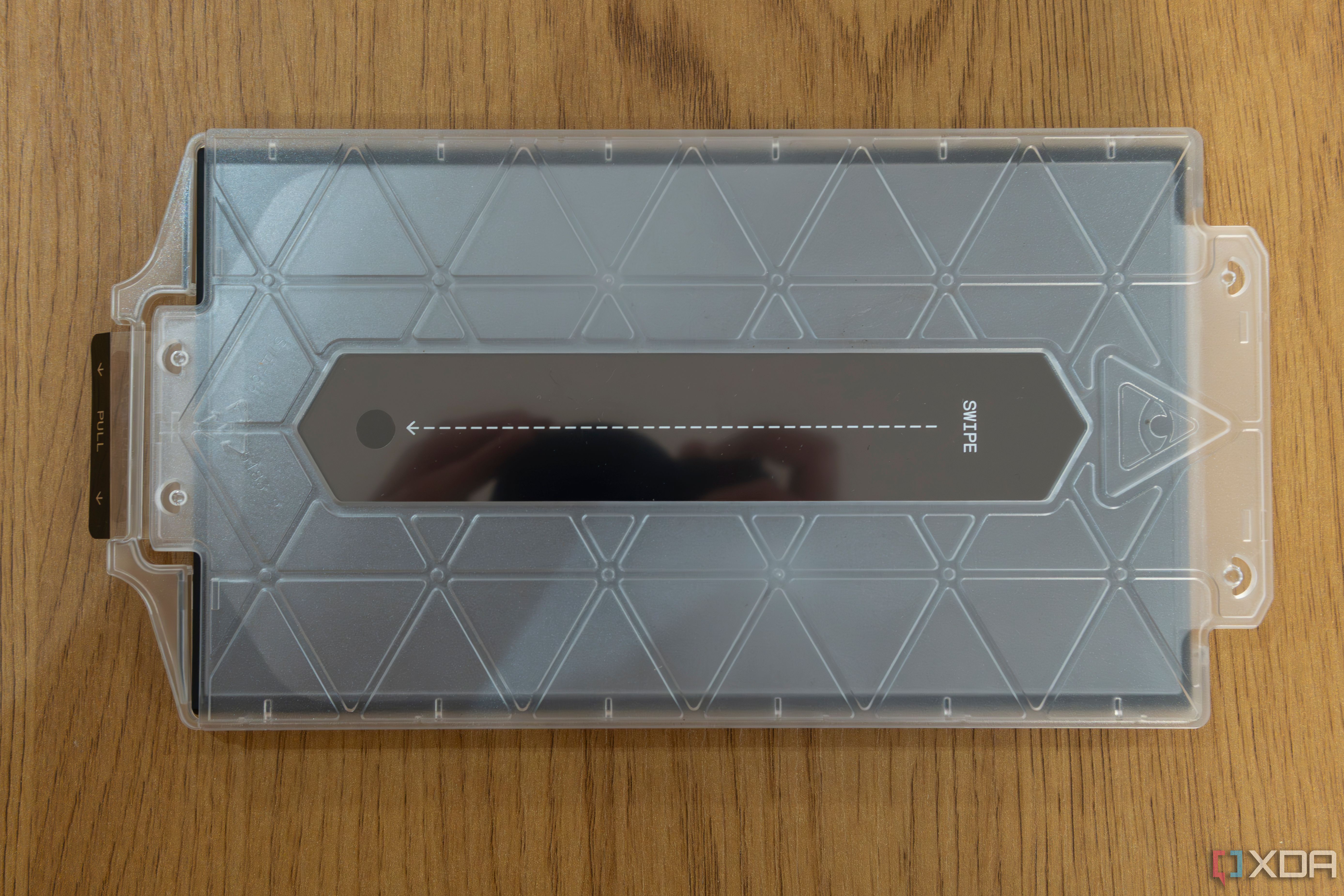 Vista de arriba hacia abajo de un sistema Nintendo Switch 2 sin Joy-Con 2, con la bandeja del protector de pantalla DBRAND instalada en él para ayudar a aplicar el protector de pantalla perfectamente