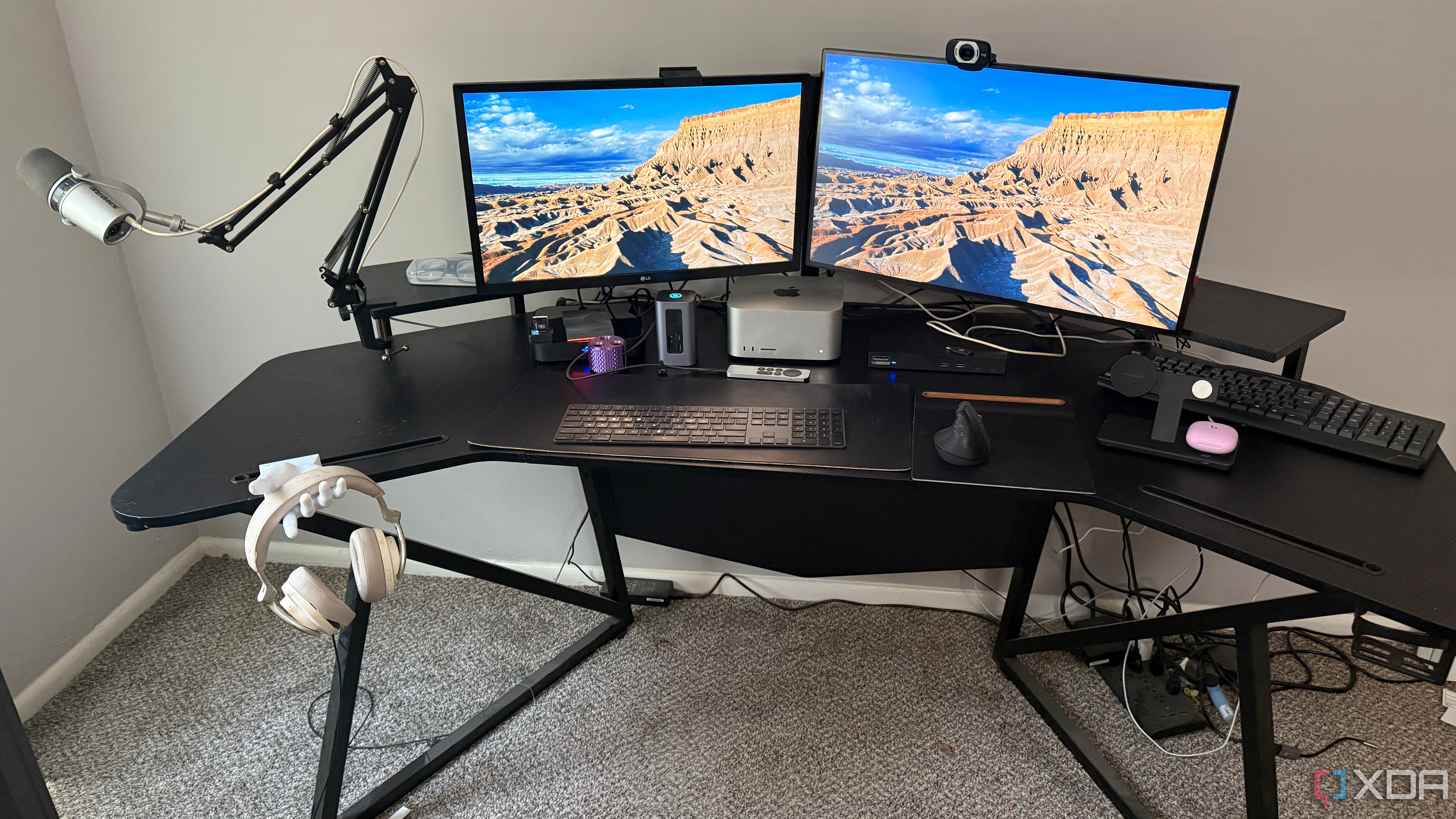 I built my own headphone stand with nothing but a 3D printer