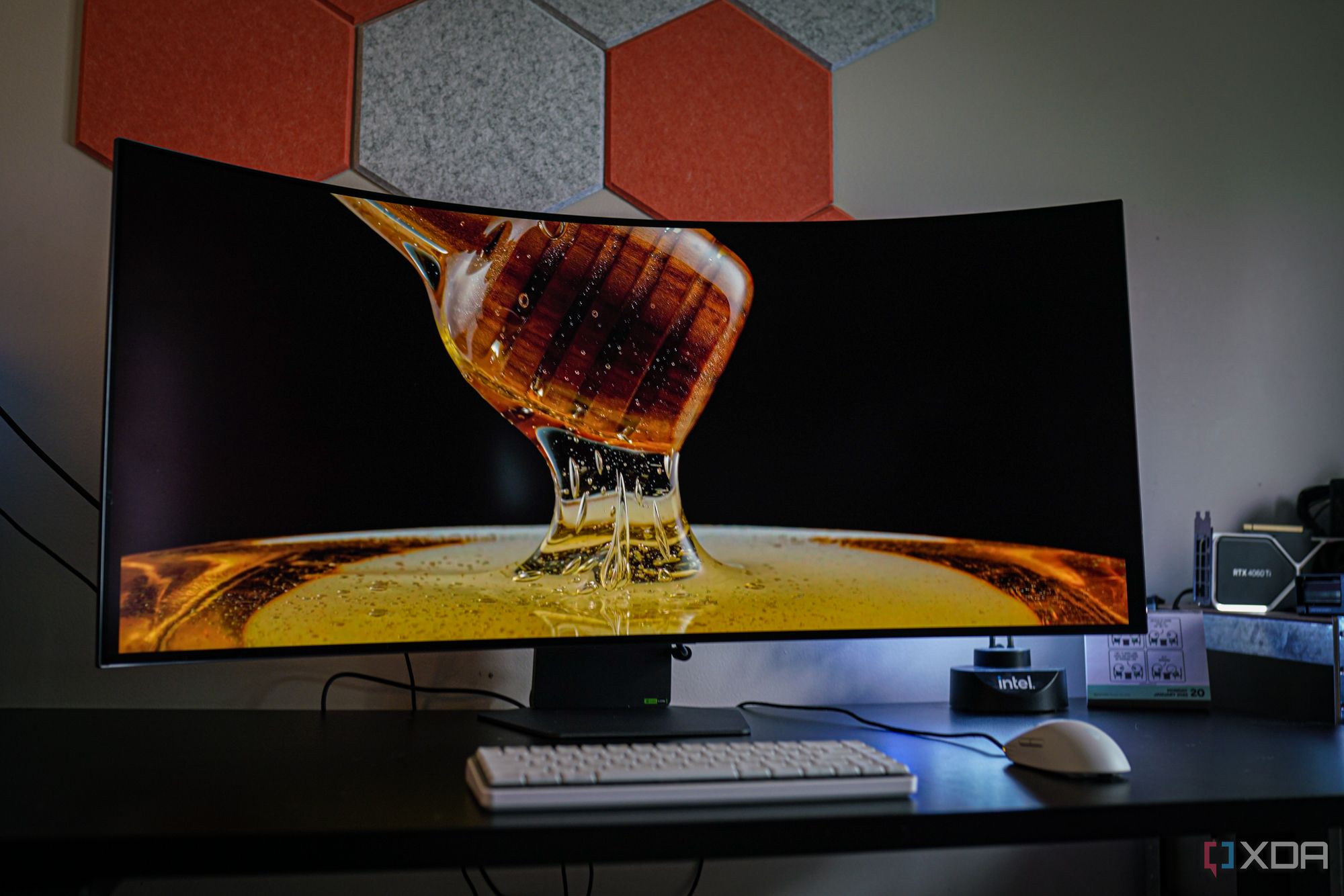 LG UNVEILS WORLD'S FIRST BENDABLE 5K2K GAMING MONITOR