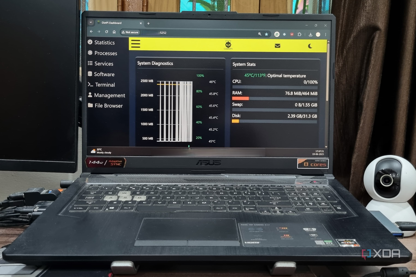 Foto de una computadora portátil de Windows con Dietpi Dashboard que se ejecuta en Chrome