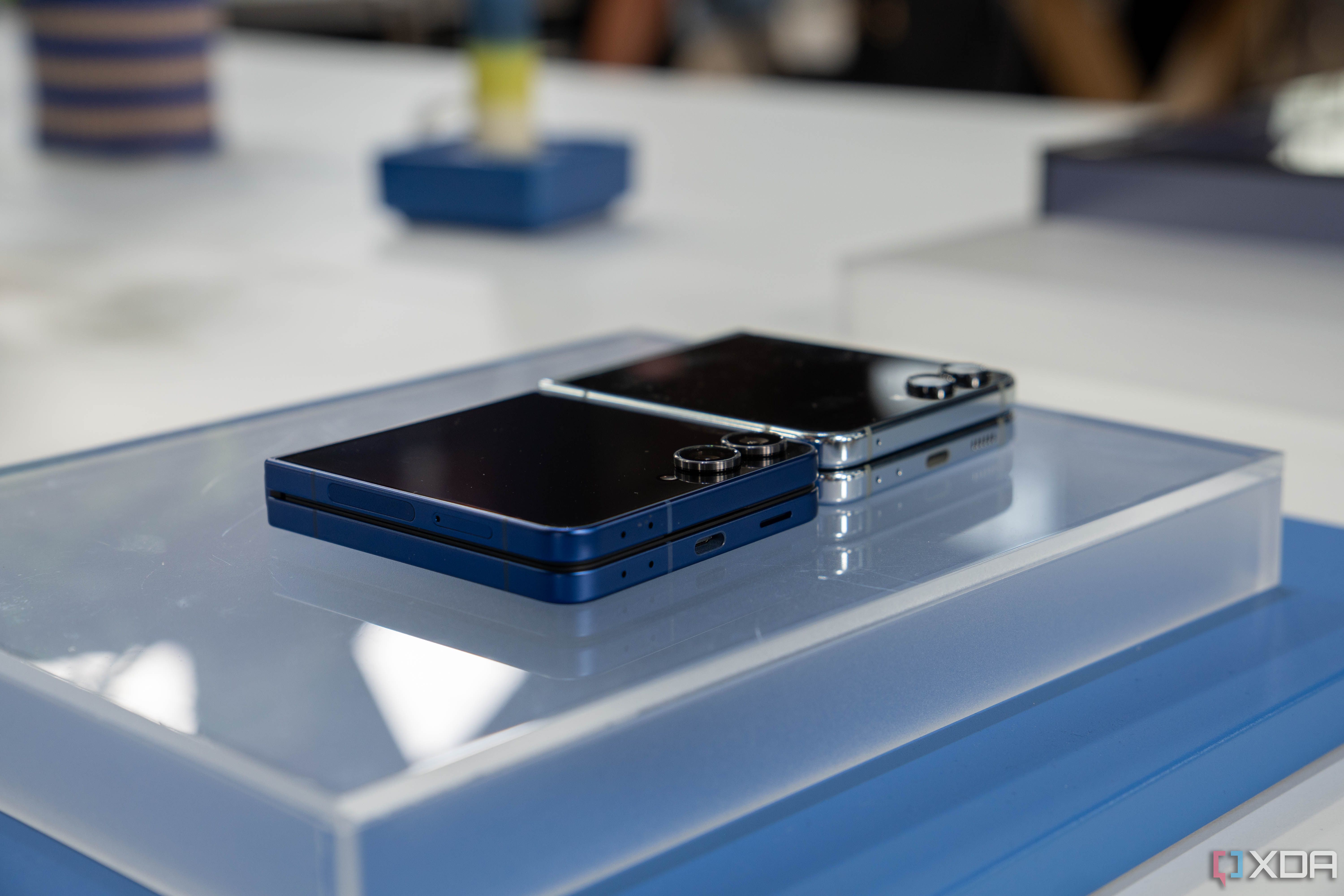 2 Samsung Galaxy Z Flip 7 phones displayed side by side in different colors