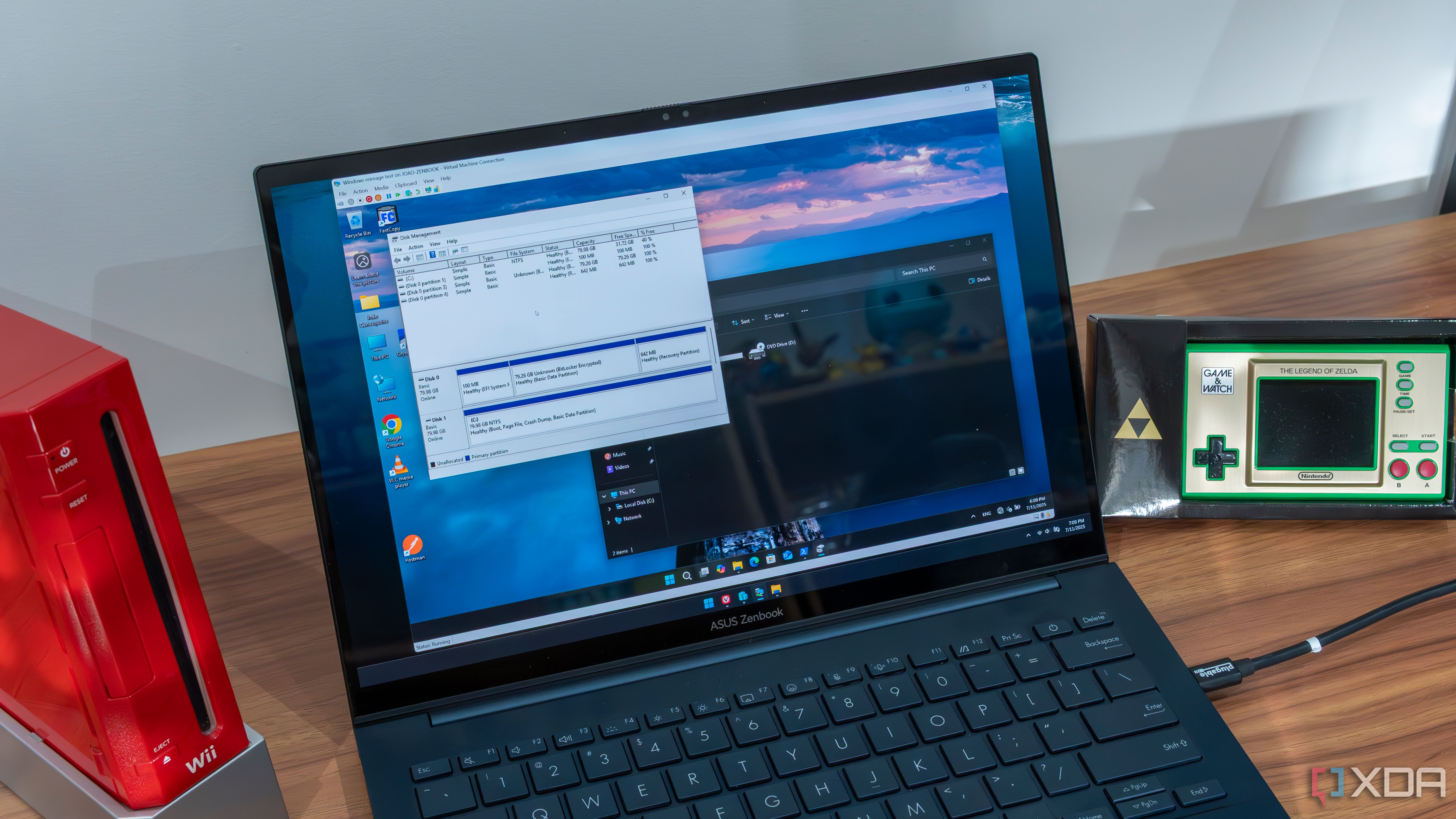 Una computadora portátil que ejecuta Windows 11 con una ventana Hyper-V que muestra una VM de Windows 11 con administración de disco que indica que hay dos unidades físicas