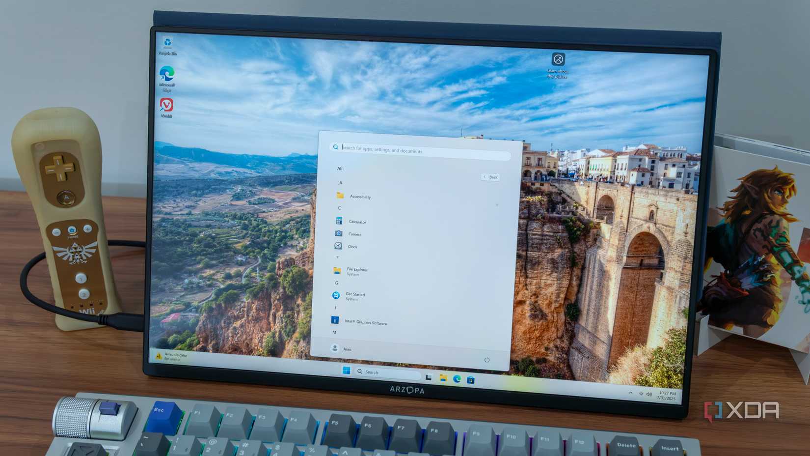 Una pantalla de computadora que muestra un escritorio de Windows 11 e inicio del menú con muchas de las aplicaciones incorporadas eliminadas
