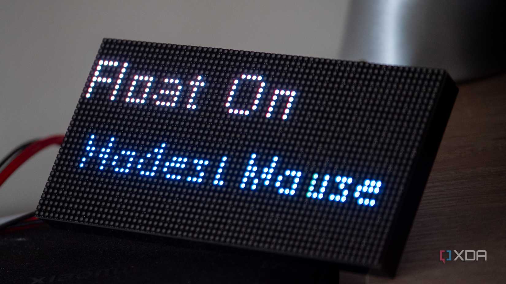 Flotar en un ratón modesto que se muestra en una matriz LED RGB 64x32 RGB, conectada a un ESP32