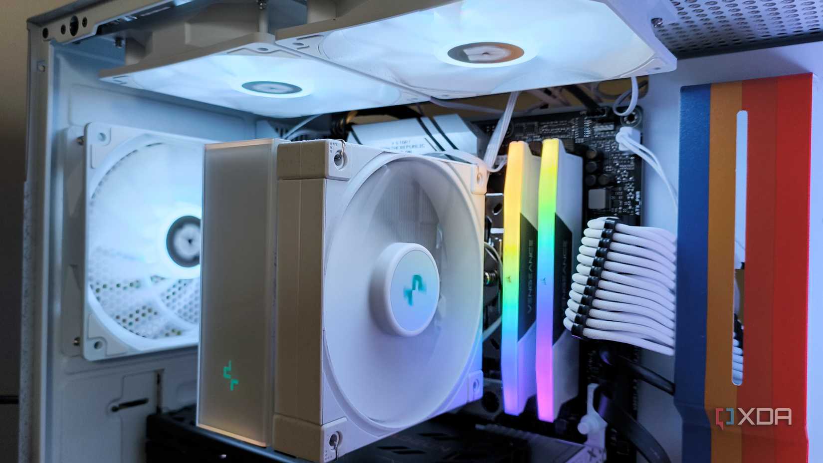 Primer plano de los fanáticos de Argb y el refrigerador de CPU dentro de una caja de PC de juegos Starfield de NZXT H5 H5