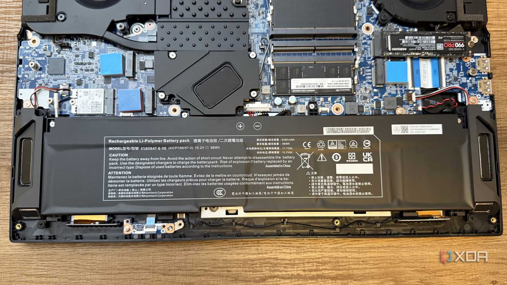 Batería de iones de litio de Maingear Ultima 18.