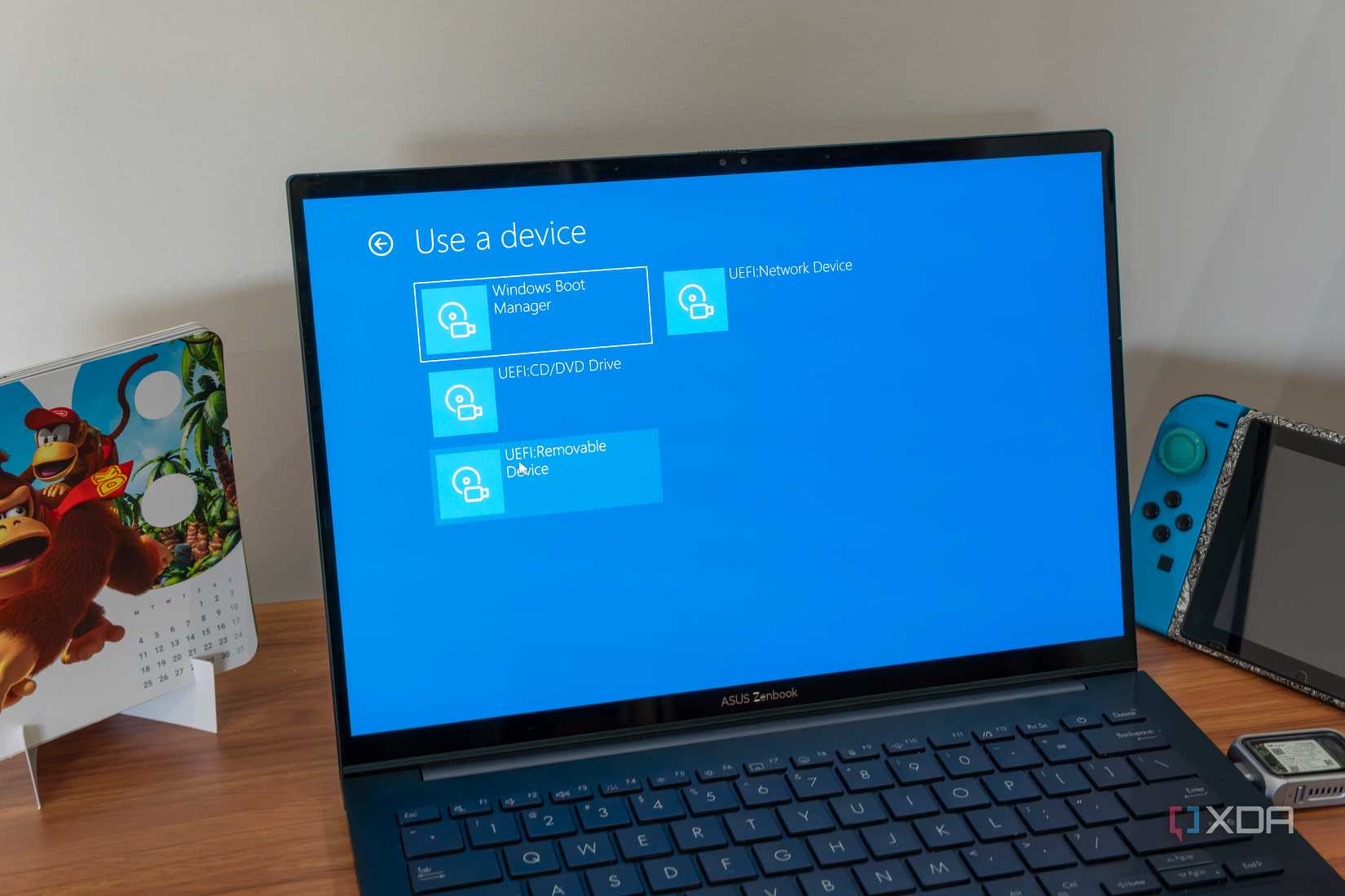 Una computadora portátil que muestra varias opciones de arranque cuando se enciende una unidad USB