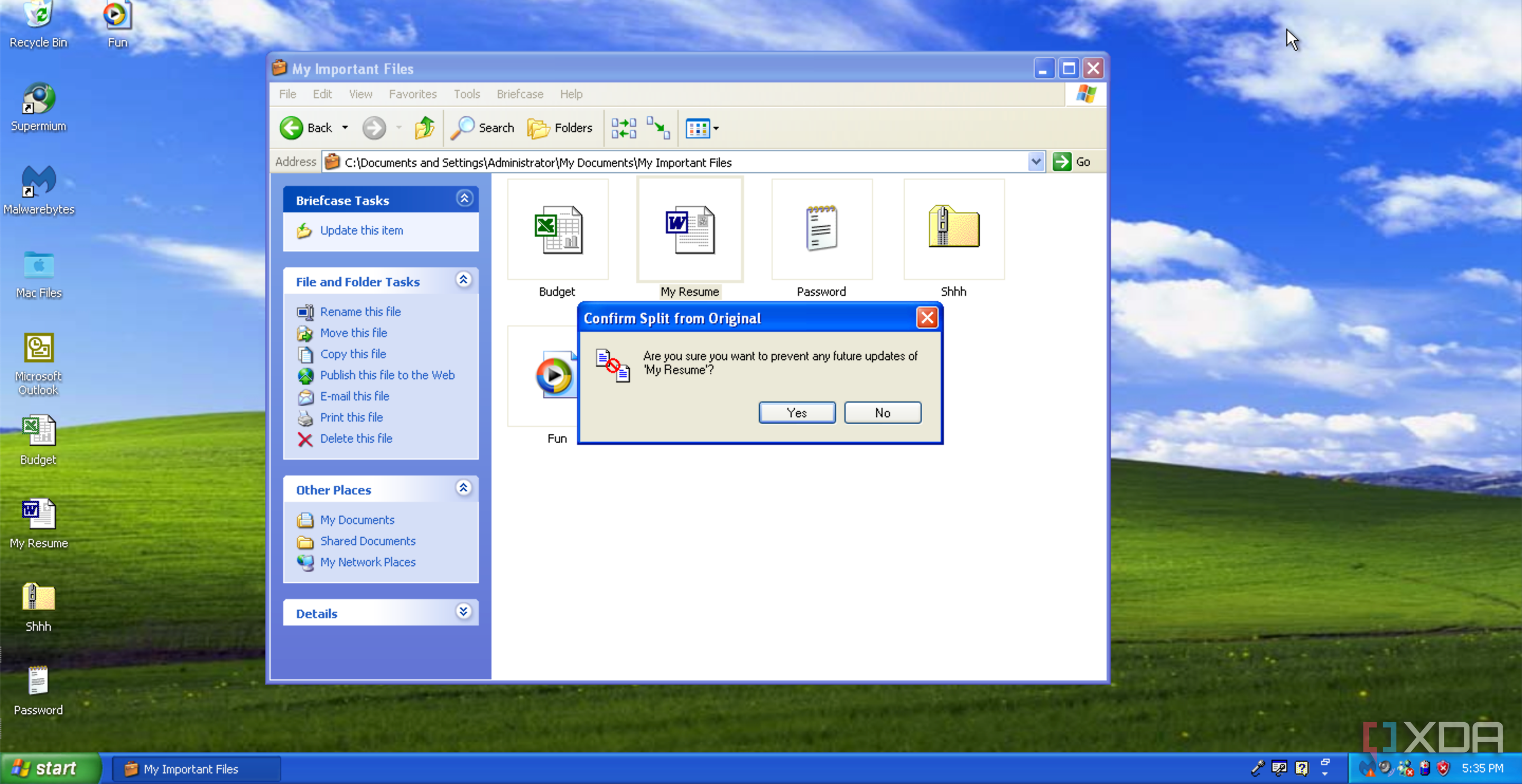 A Briefcase folder, open in Windows Explorer on Windows XP, warning the user about splitting a Briefcase file's link with the original will prevent the original from being updated in the future.